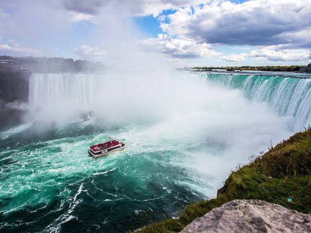 Niagara falls Horehoe Falls Mist boat tour
